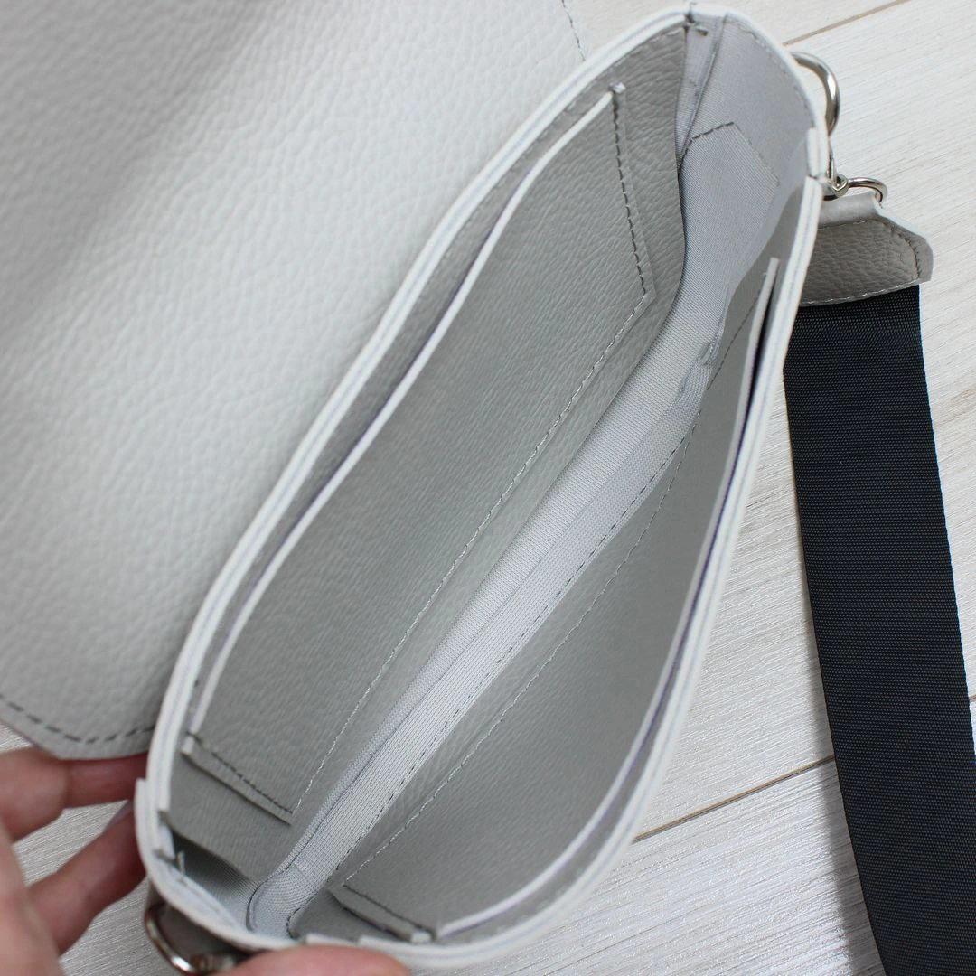 Жіноча сумка сіра з фактурою рептилії крос-боді